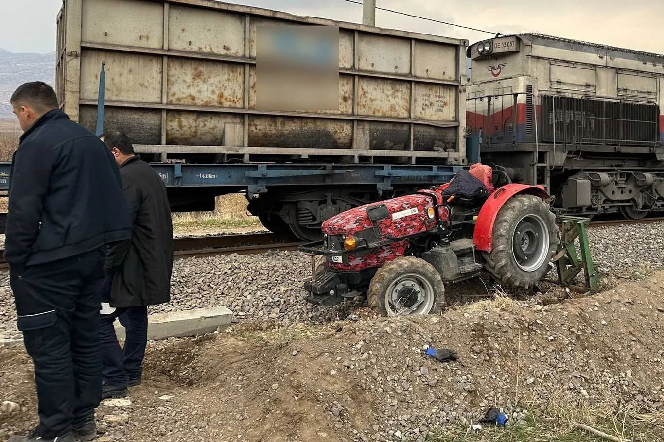 Demiryolundan Gecen Traktore Tren Carpti 1 Yarali 1