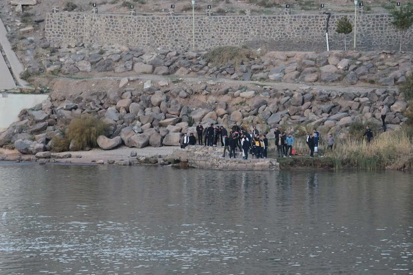 Dicle Nehrine Dusen Terligini Almak Isterken Suya Dusup Kayboldu 2