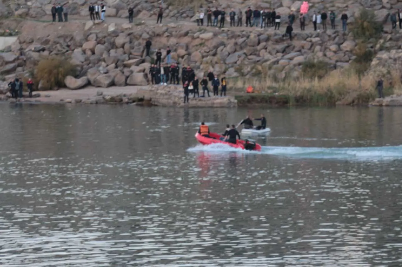 Dicle Nehrine Dusen Terligini Almak Isterken Suya Dusup Kayboldu 3