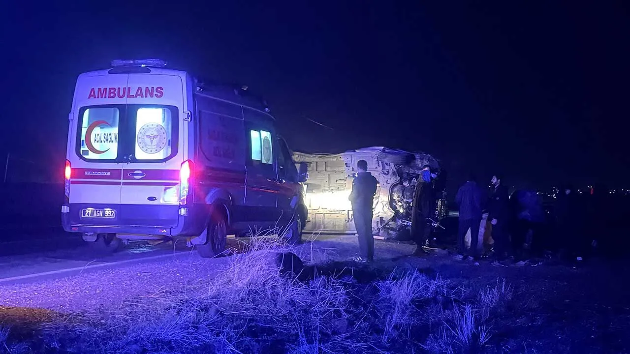 Diyarbakirda Isci Servisi Devrildi 16 Yarali 2