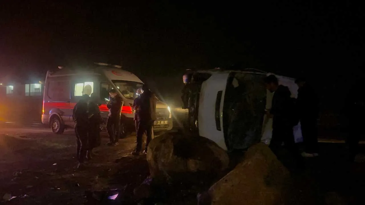 Diyarbakirda Isci Servisi Devrildi 16 Yarali 6