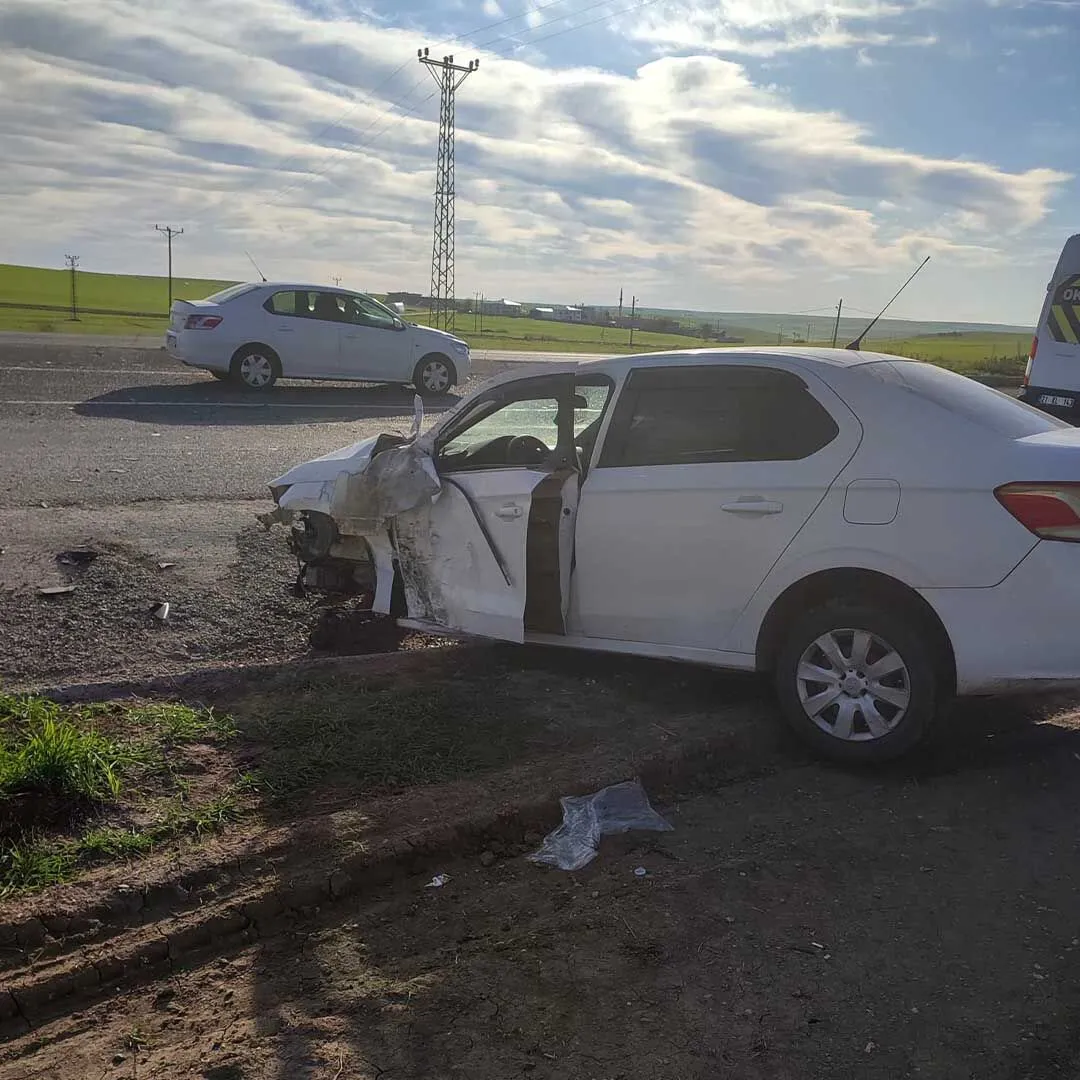 Diyarbakirda Otomobil Ile Minibus Carpisti 7 Yarali 2