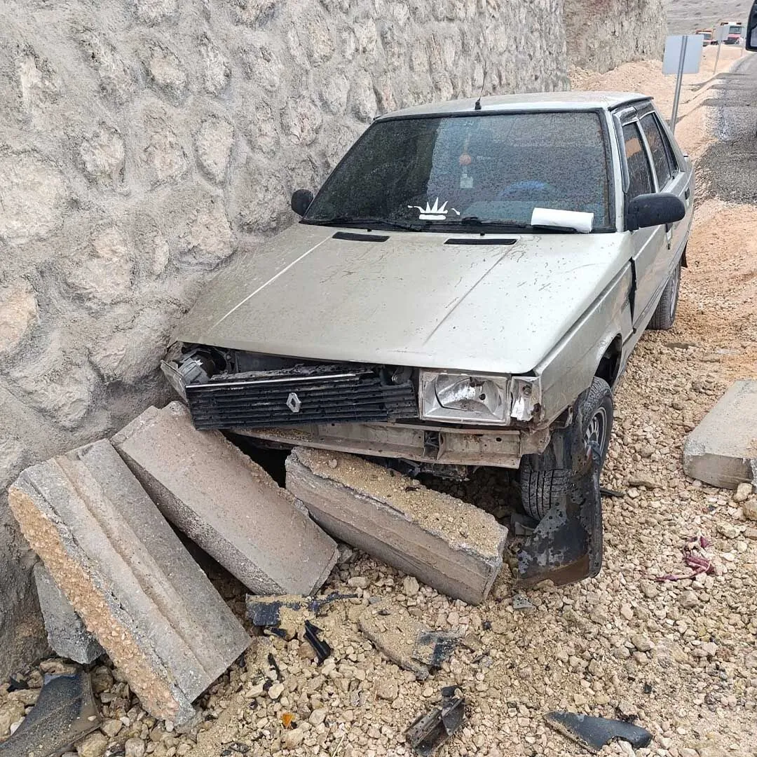 Istinat Duvarina Carpan Otomobilde Anne Oldu Oglu Agir Yaralandi 1