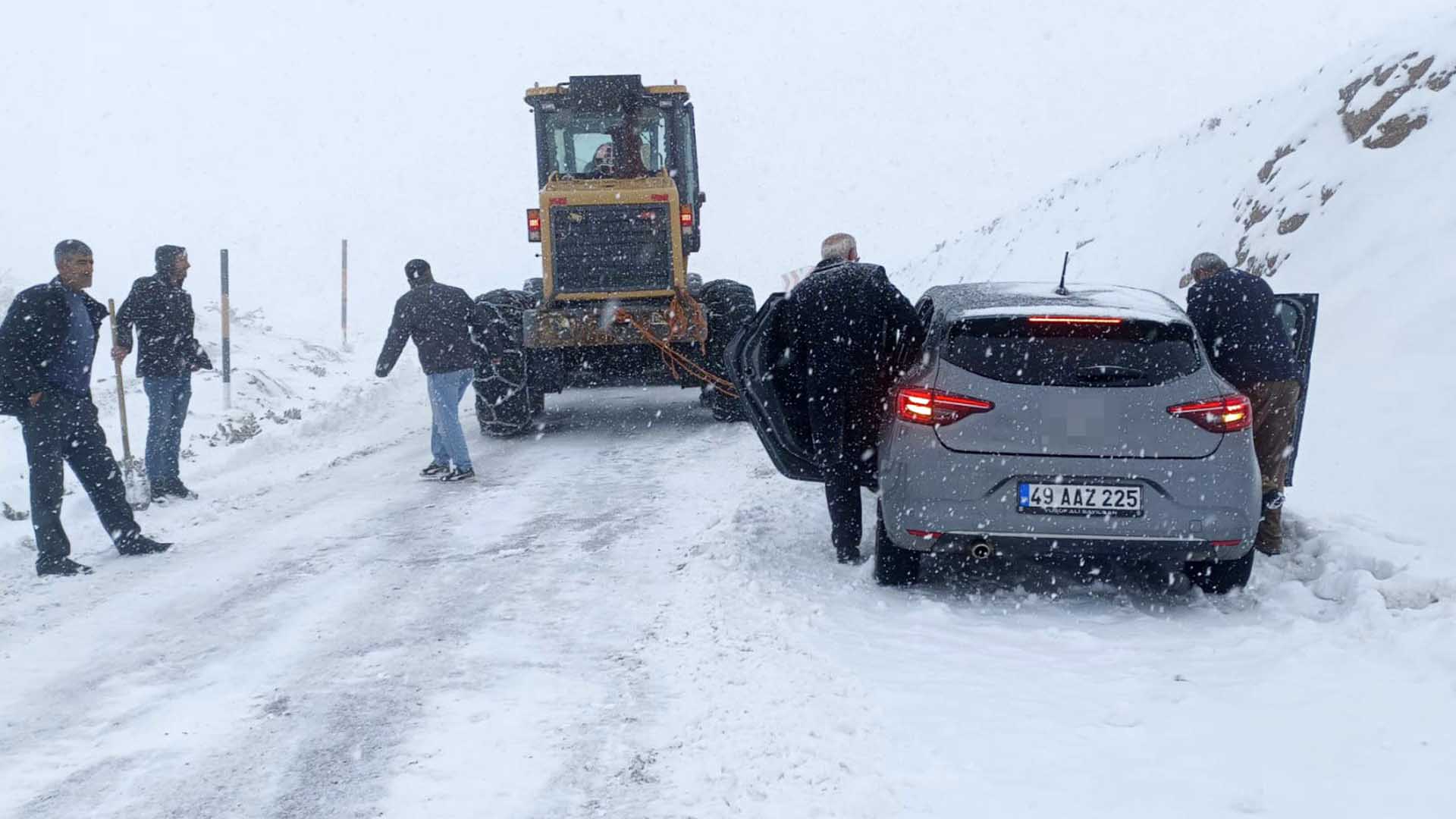 Mutki Muş Karayolu Kar Ve Tipi Nedeniyle Ulaşıma Kapatıldı 1