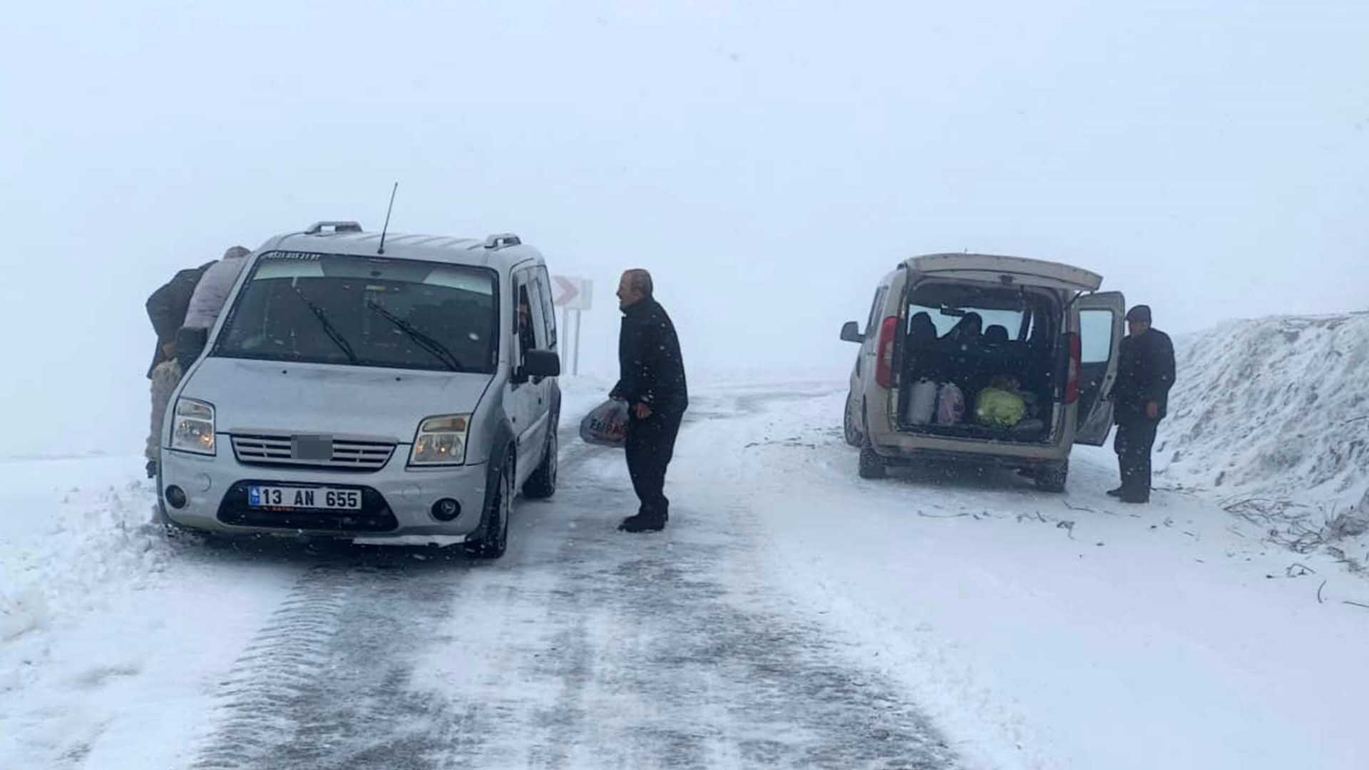 Mutki Muş Karayolu Kar Ve Tipi Nedeniyle Ulaşıma Kapatıldı