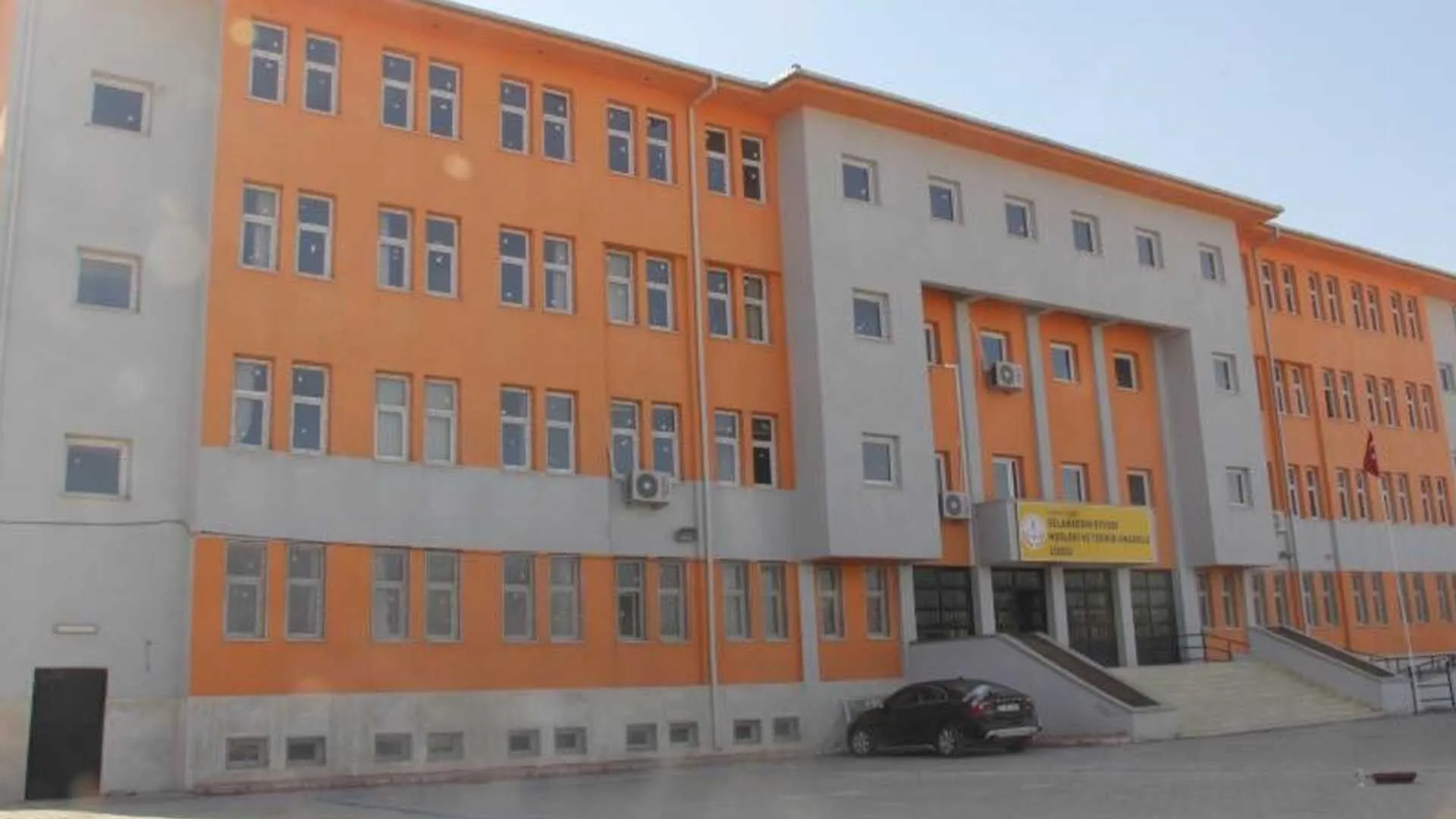 Ogrencilere Cinsel Tacizde Bulundugu Iddia Edilen Ogretmen Gozaltina Alindi