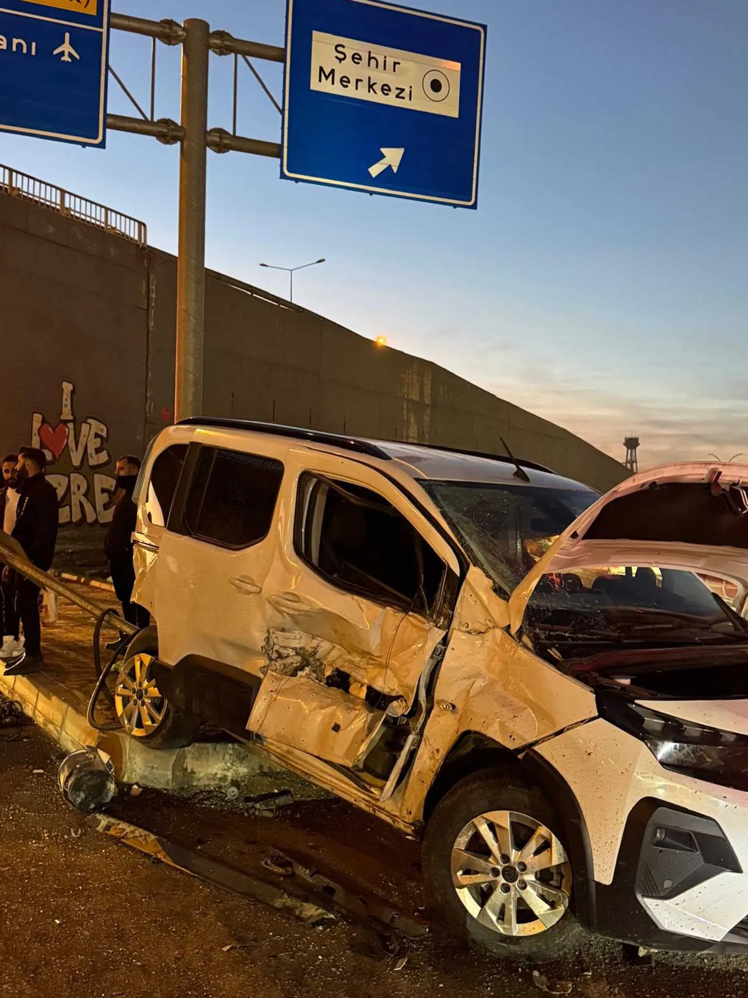 Surucusunun Kontrolunu Yitirdigi Vinc 6 Araca Carpti 7 Yarali 3