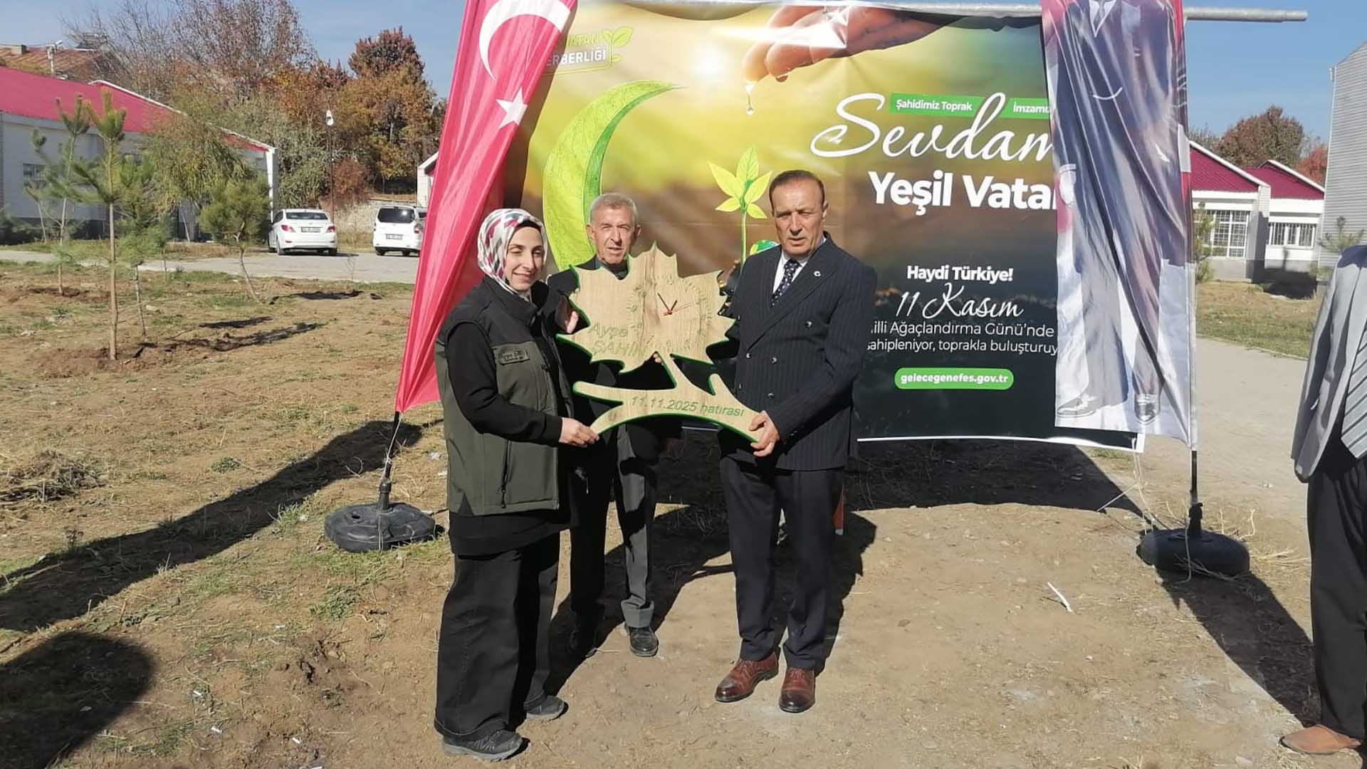 Tatvan’daki Okullar “Yeşil Vatan” Projesiyle Fidanlarla Buluşuyor 4