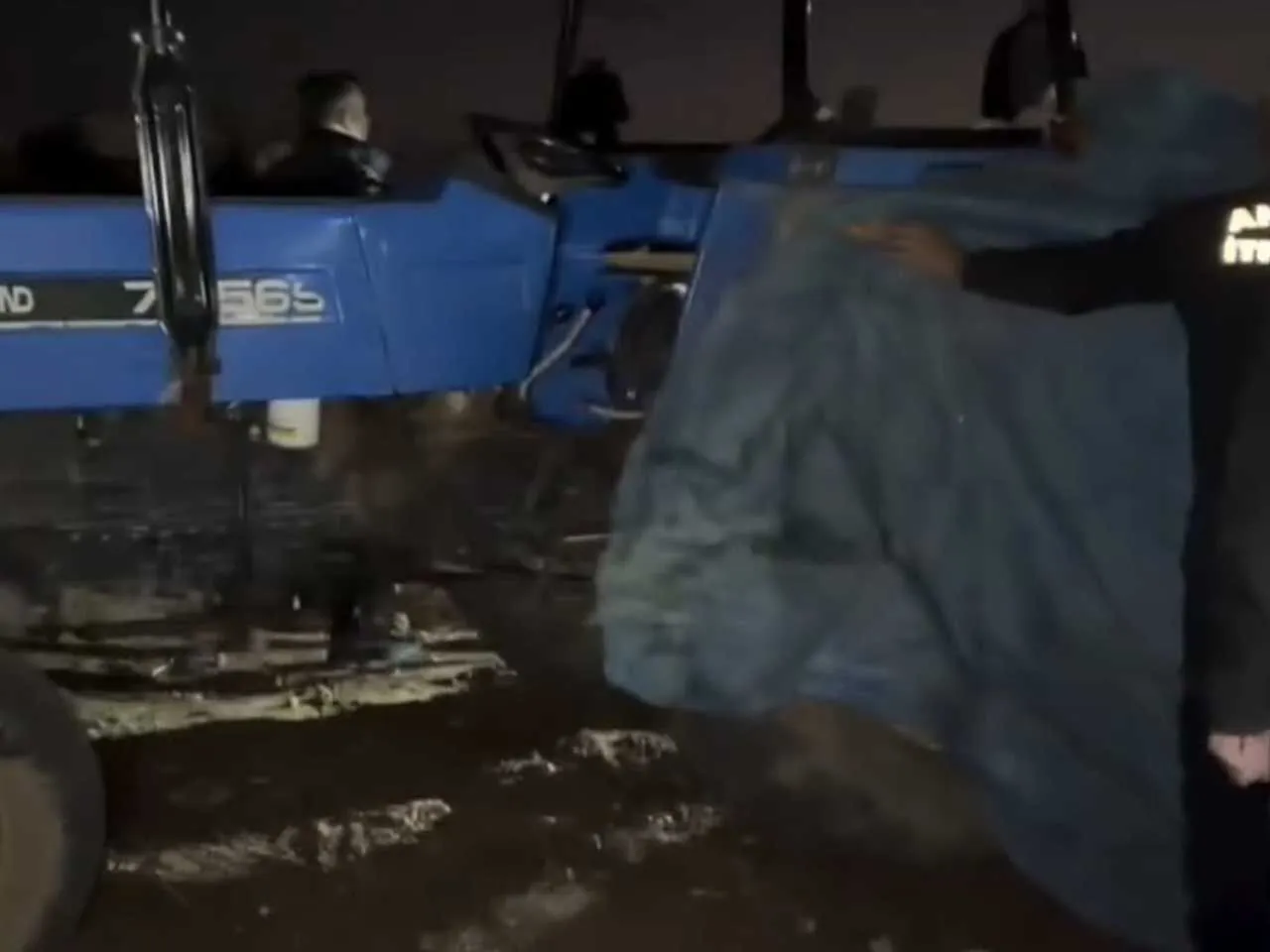 Traktor Ile Kultivatorun Arasinda Sikisan Ciftci Oldu 2