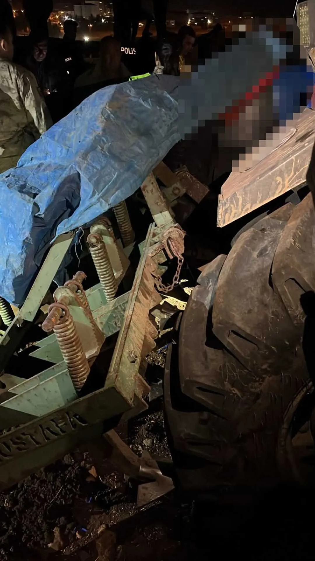 Traktor Ile Kultivatorun Arasinda Sikisan Ciftci Oldu 4