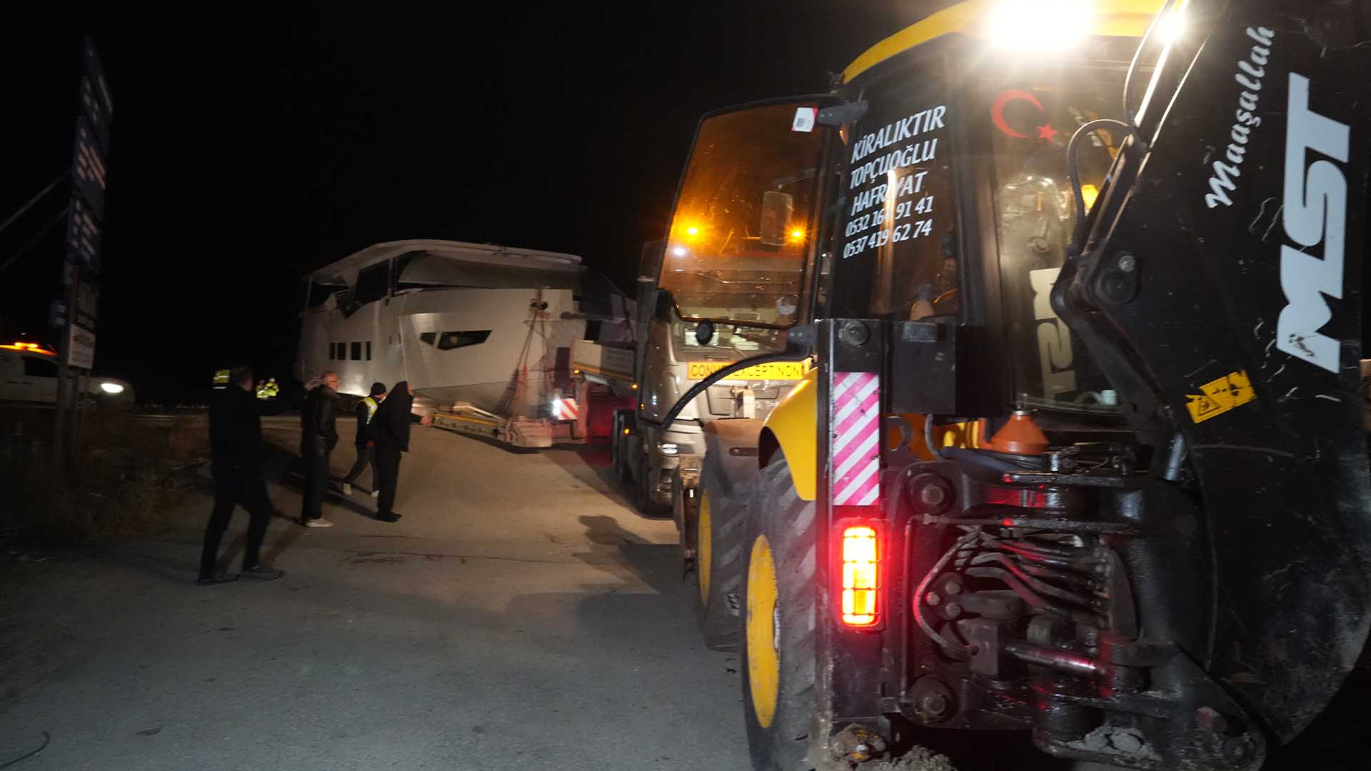 Yat Yüklü Tır Yolu Kapattı, Sürücüler Şaşkınlık Yaşadı 2