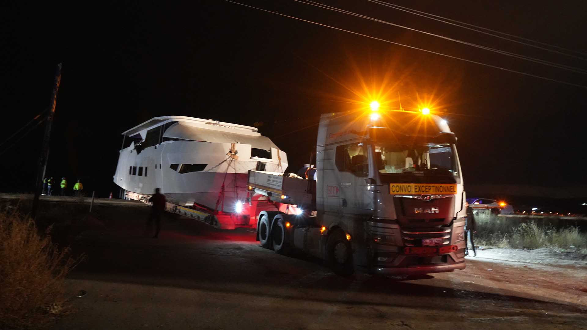 Yat Yüklü Tır Yolu Kapattı, Sürücüler Şaşkınlık Yaşadı