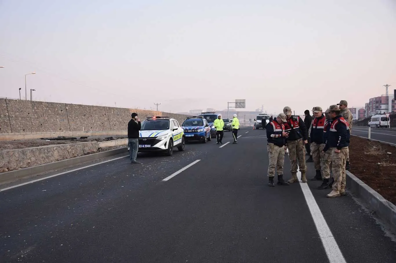 Yolun Karsisina Gecerken 2 Aracin Carptigi Adam Hayatini Kaybetti 1