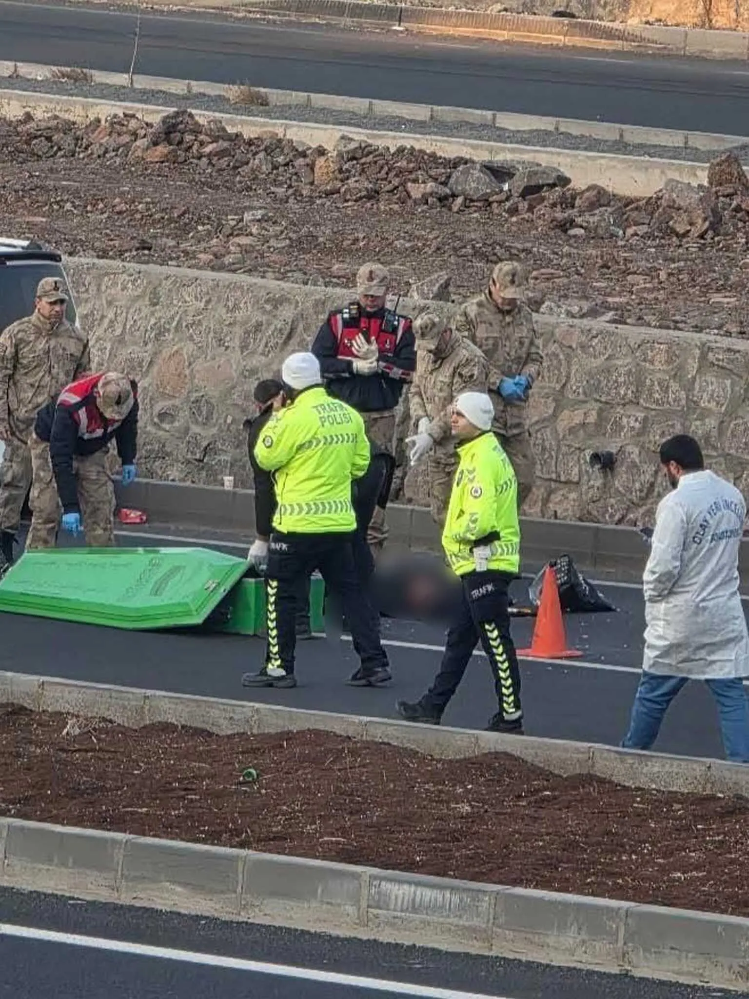 Yolun Karsisina Gecerken 2 Aracin Carptigi Adam Hayatini Kaybetti 4