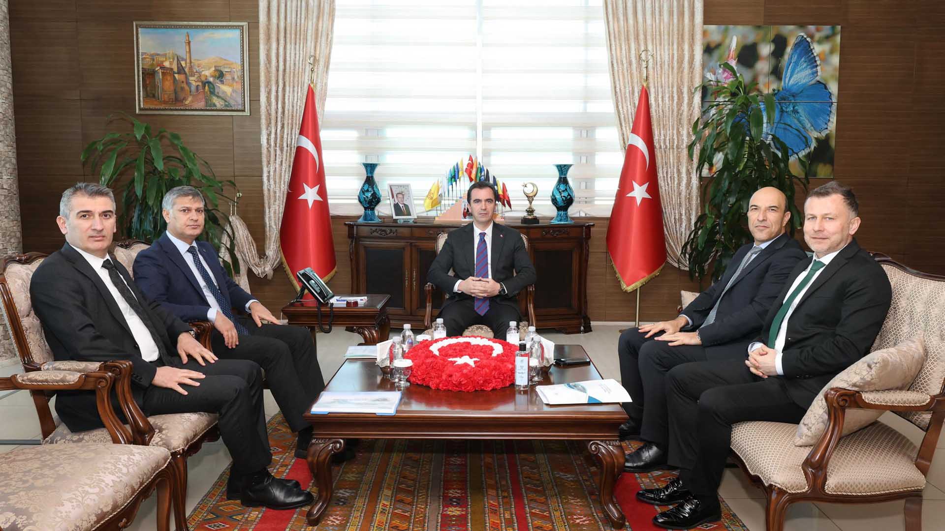 Bitlis Valisi Karakaya, Bölge Müdürlerine Başarı Belgesi Takdim Etti 1