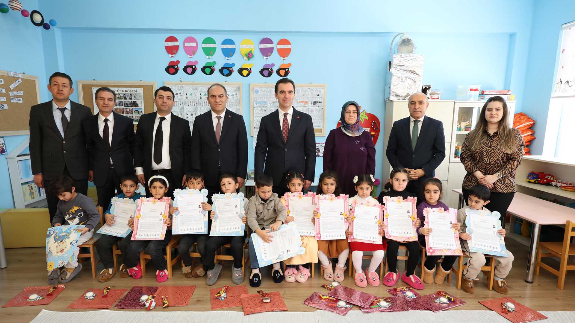 Bitlis Valisi Karakaya, Öğrencilerin Karne Sevincine Ortak Oldu 1