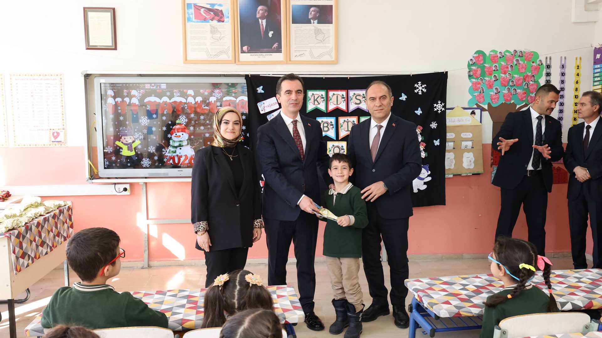 Bitlis Valisi Karakaya, Öğrencilerin Karne Sevincine Ortak Oldu 3