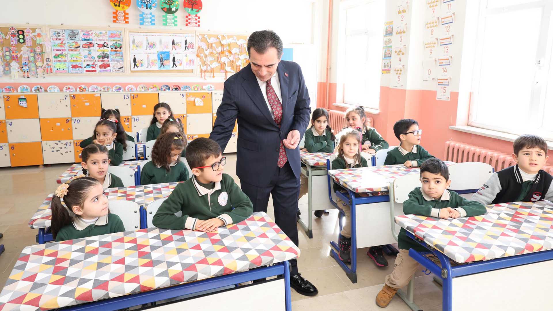 Bitlis Valisi Karakaya, Öğrencilerin Karne Sevincine Ortak Oldu 5