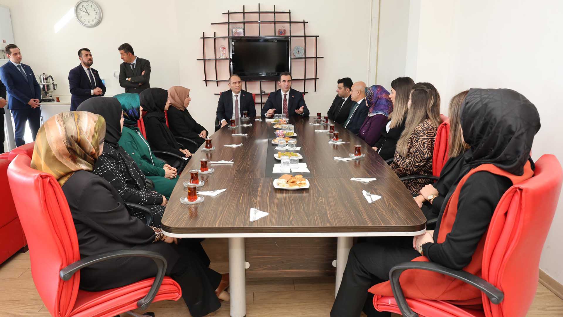 Bitlis Valisi Karakaya, Öğrencilerin Karne Sevincine Ortak Oldu 6