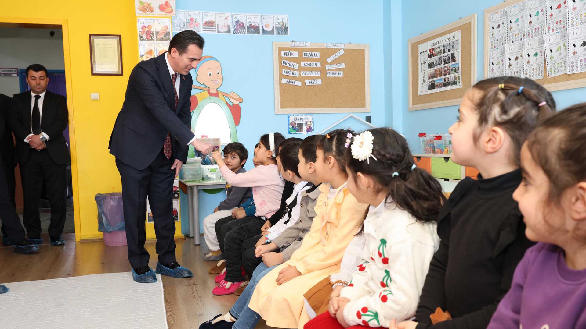 Bitlis Valisi Karakaya, Öğrencilerin Karne Sevincine Ortak Oldu