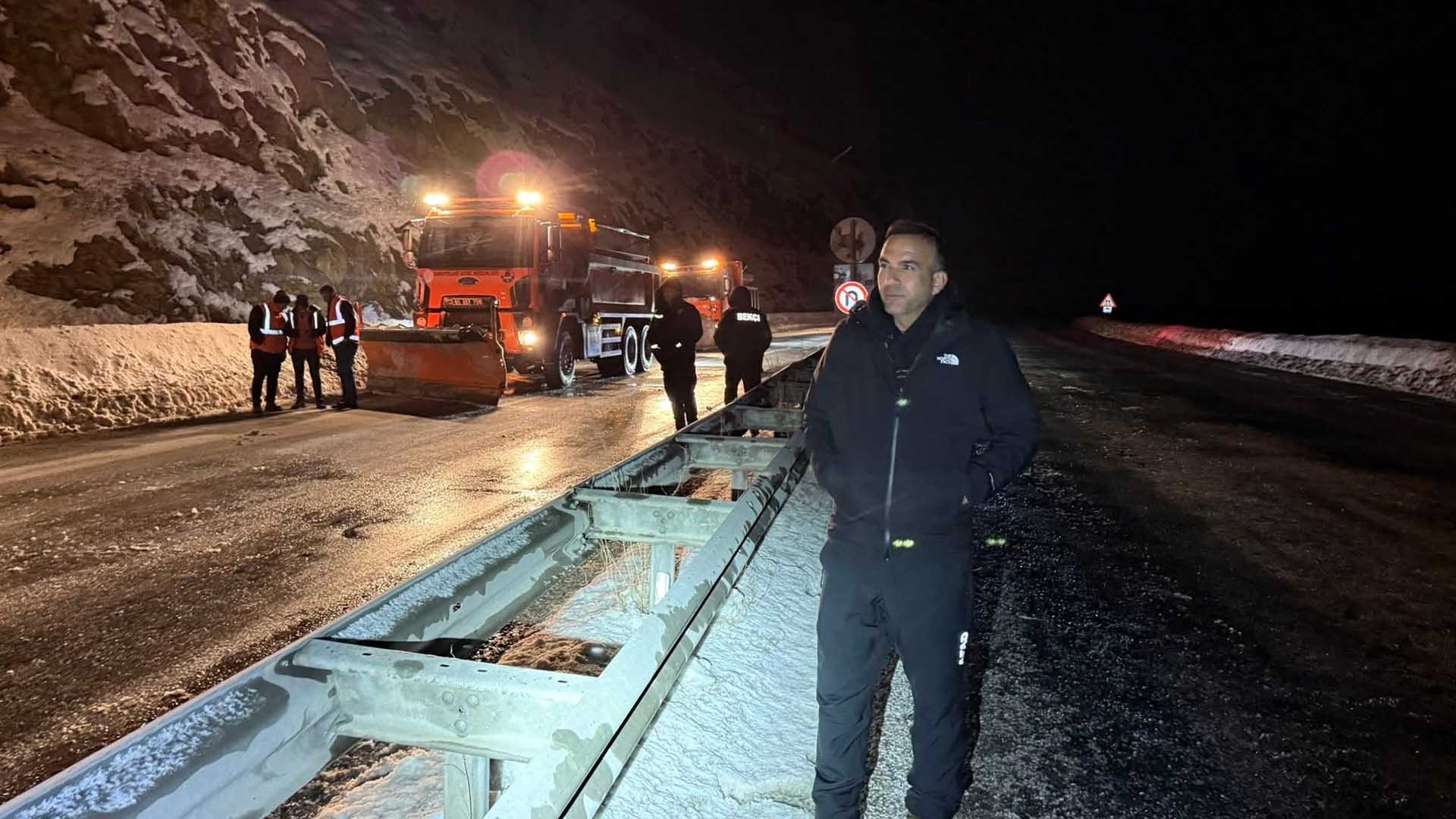 Bitlis Van Karayoluna Çığ Düştü, Yol Trafiğe Kapandı 1