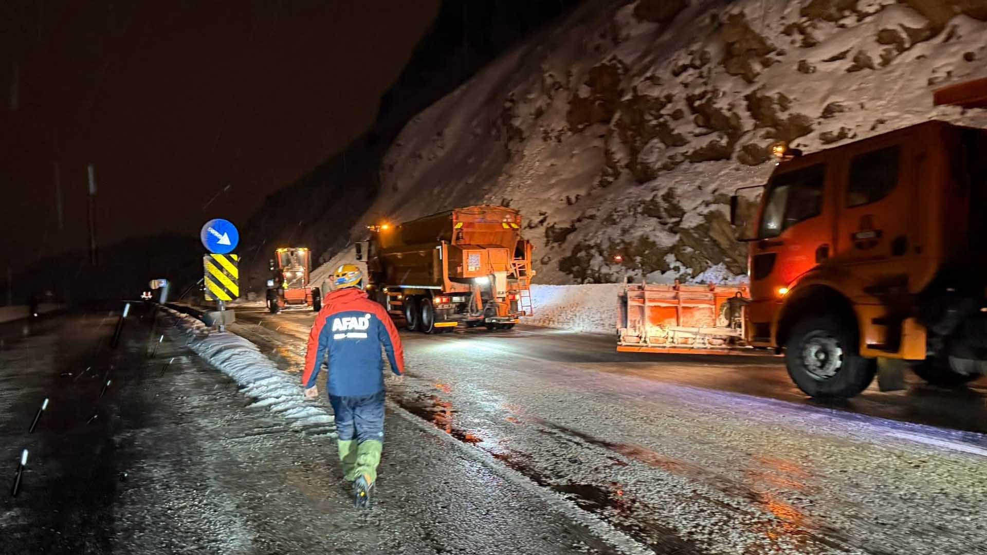 Bitlis Van Karayoluna Çığ Düştü, Yol Trafiğe Kapandı 2