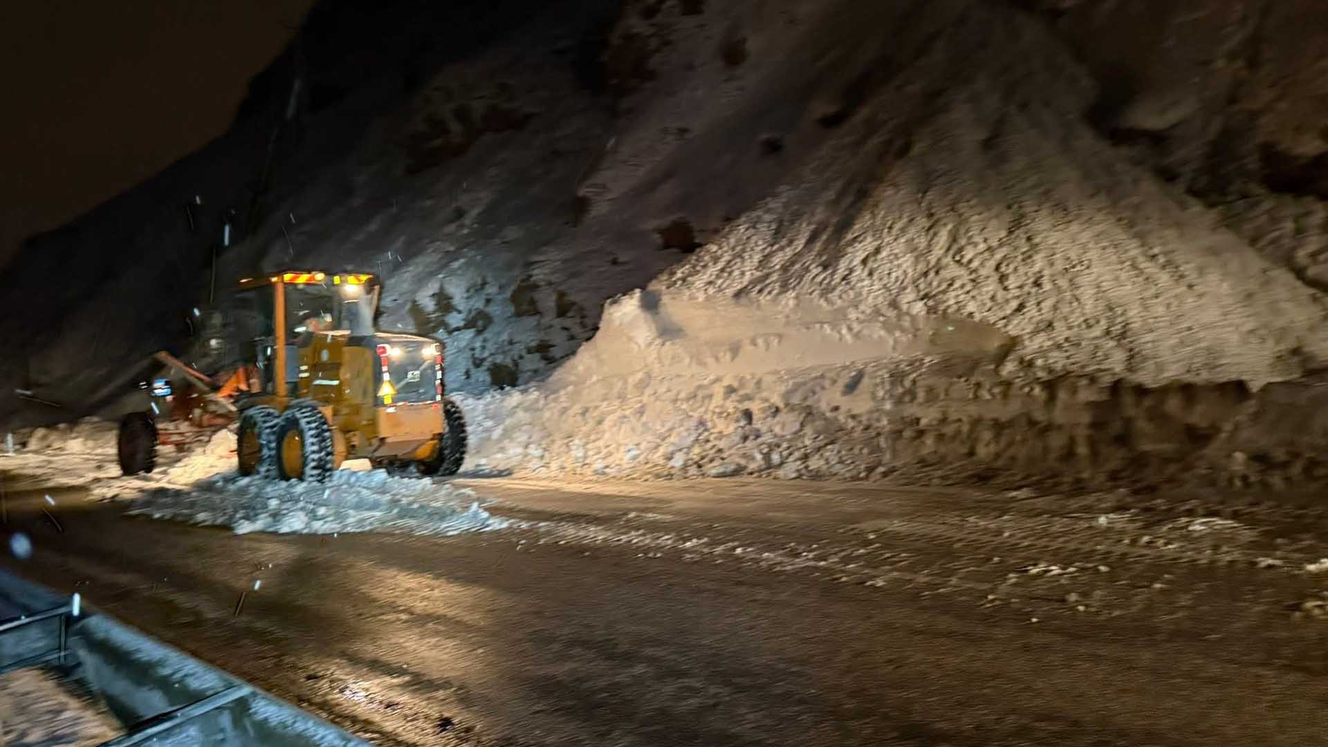 Bitlis Van Karayoluna Çığ Düştü, Yol Trafiğe Kapandı