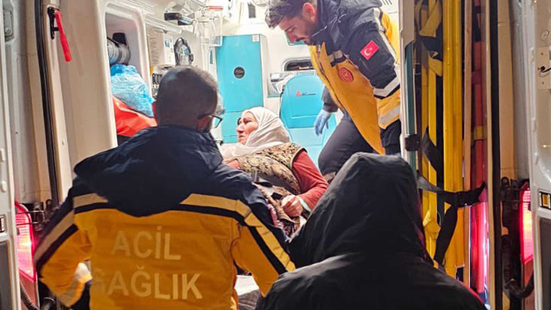 Bitlis'te Kapanan Yolda Yatalak Hasta Için Seferber Oldular 1-1