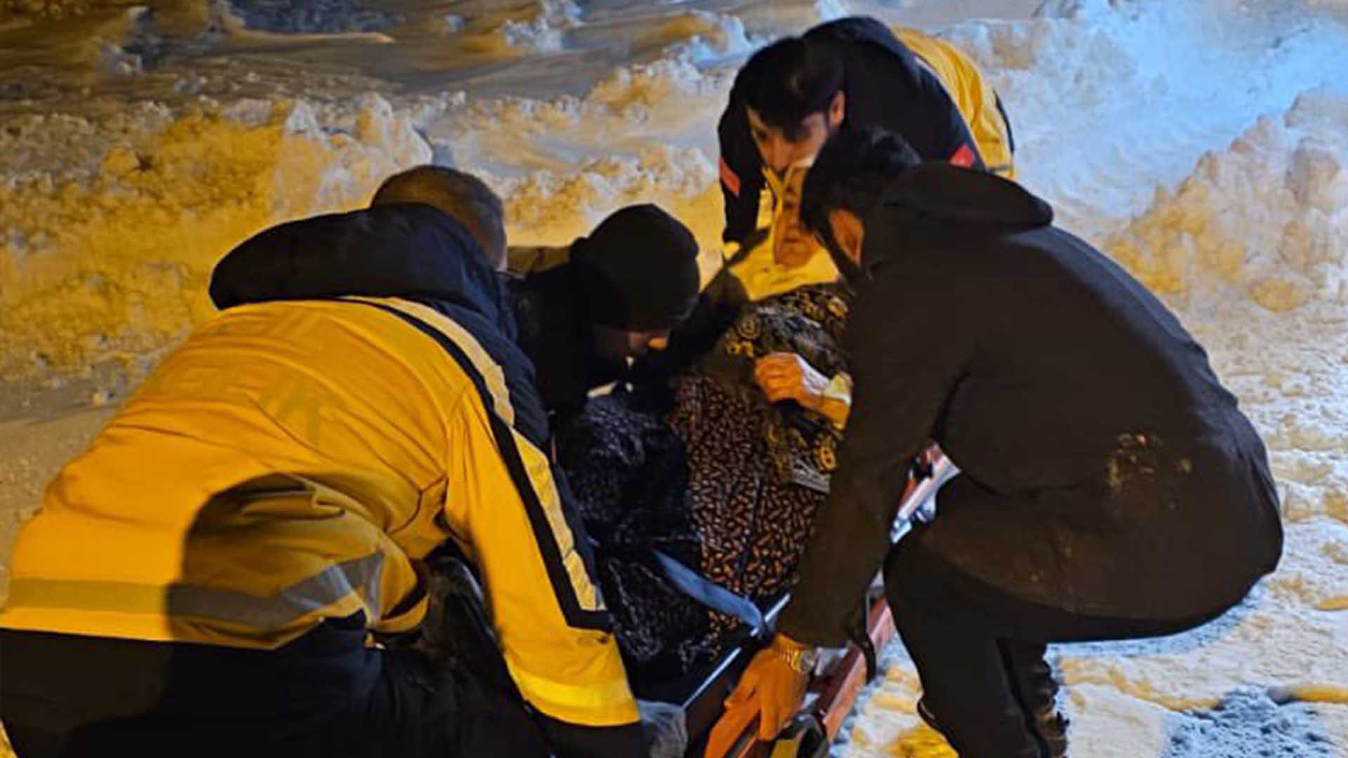 Bitlis'te Kapanan Yolda Yatalak Hasta Için Seferber Oldular 2