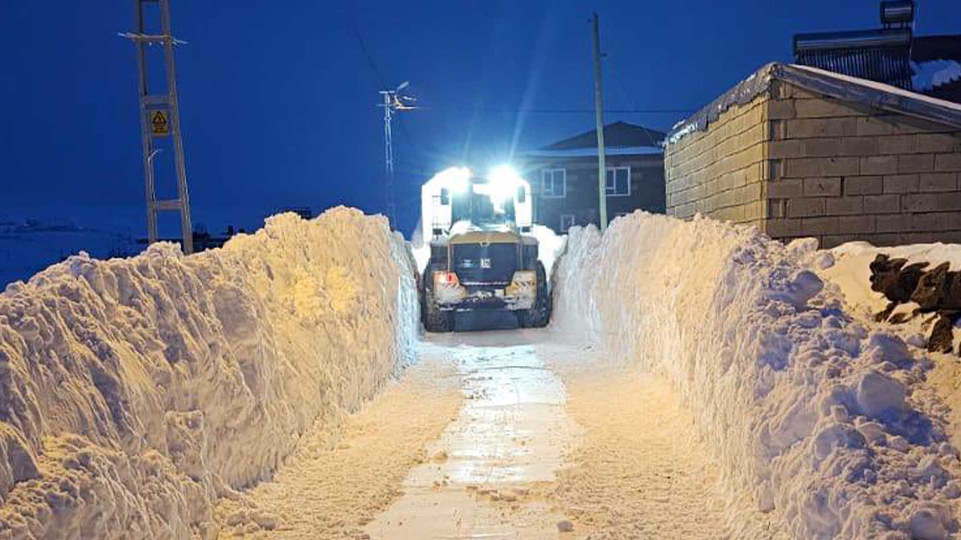 Bitlis'te Kapanan Yolda Yatalak Hasta Için Seferber Oldular 3