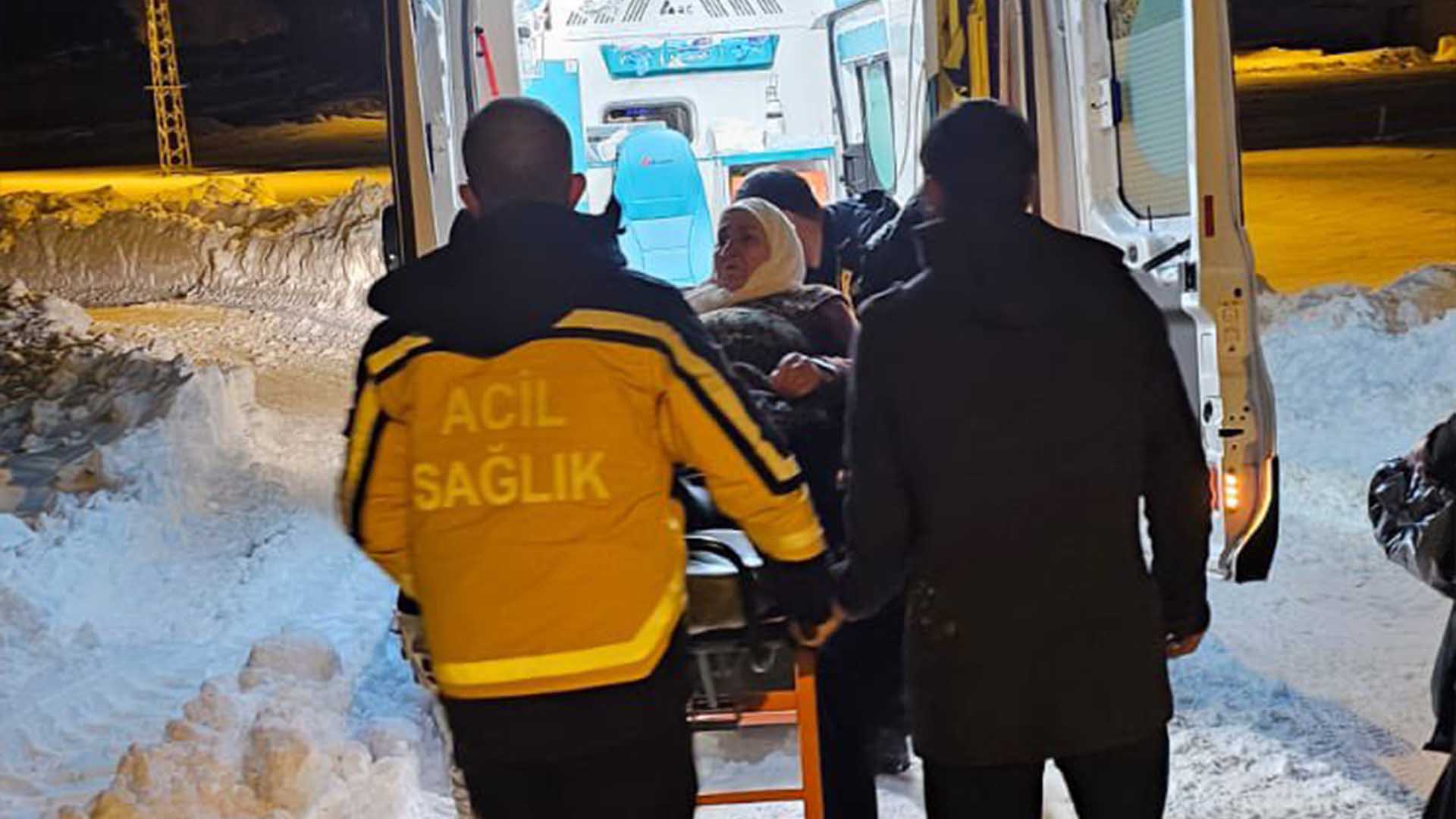 Bitlis'te Kapanan Yolda Yatalak Hasta Için Seferber Oldular 4