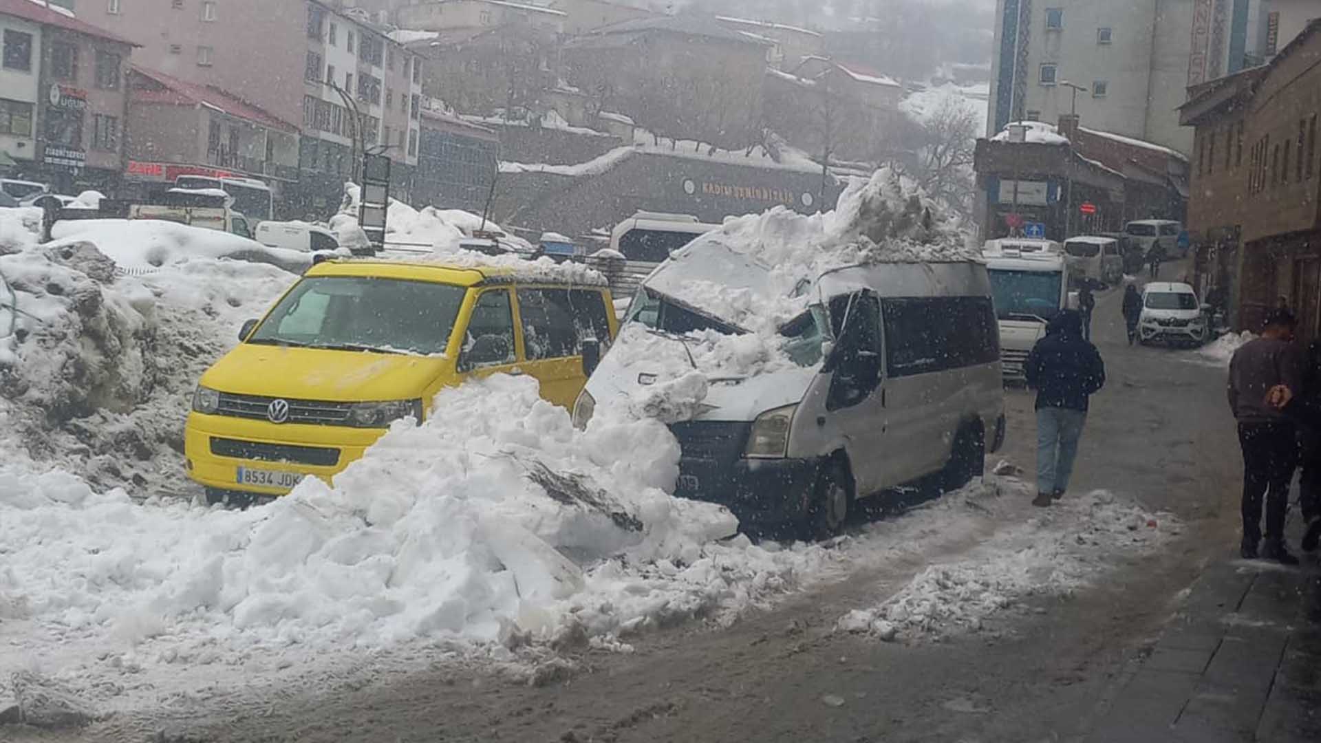 Bitlis'te Kar Kütlesi Seyir Halindeki Minibüsün Üzerine Düştü 1
