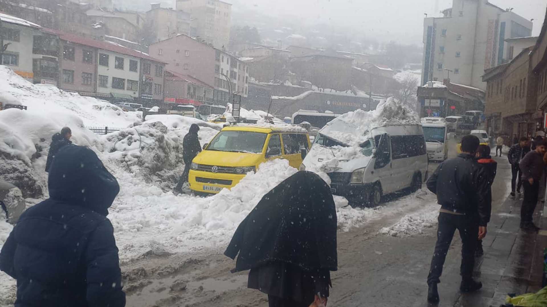 Bitlis'te Kar Kütlesi Seyir Halindeki Minibüsün Üzerine Düştü 2