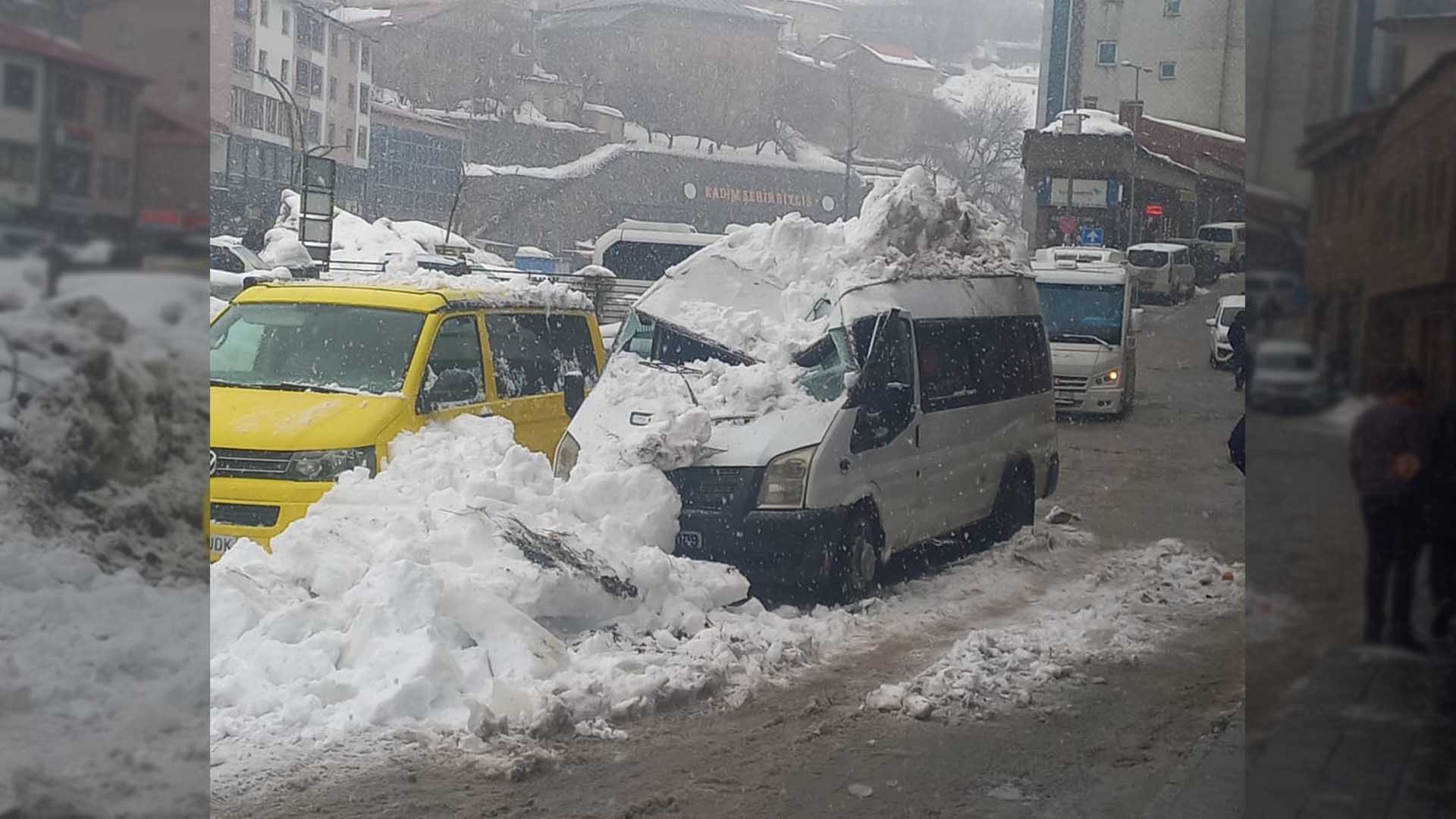 Bitlis'te Kar Kütlesi Seyir Halindeki Minibüsün Üzerine Düştü 3