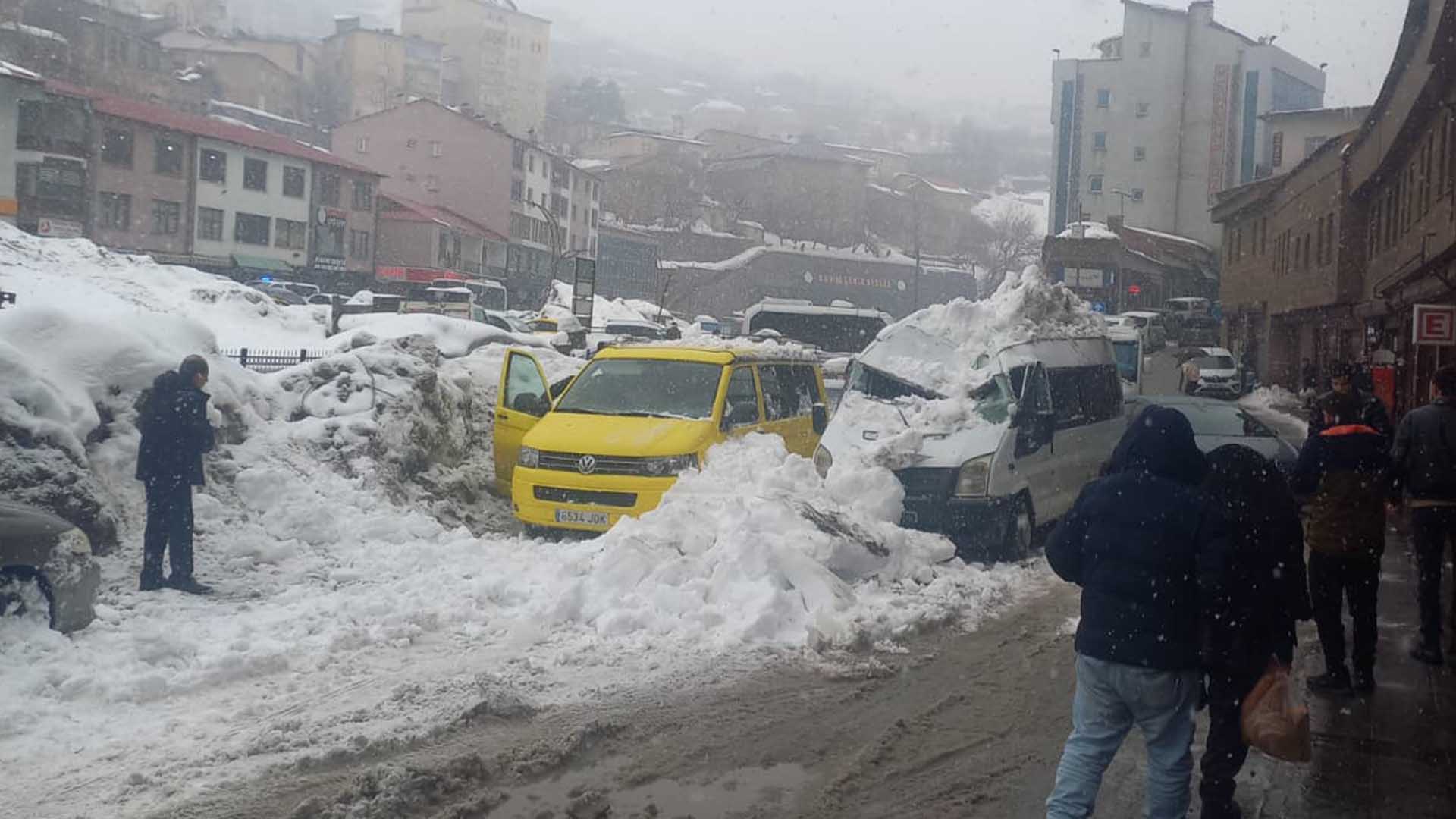 Bitlis'te Kar Kütlesi Seyir Halindeki Minibüsün Üzerine Düştü 4