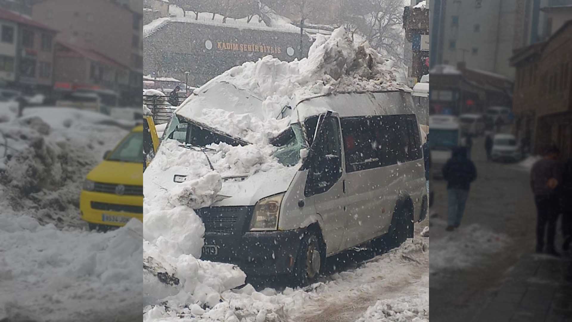 Bitlis'te Kar Kütlesi Seyir Halindeki Minibüsün Üzerine Düştü 5