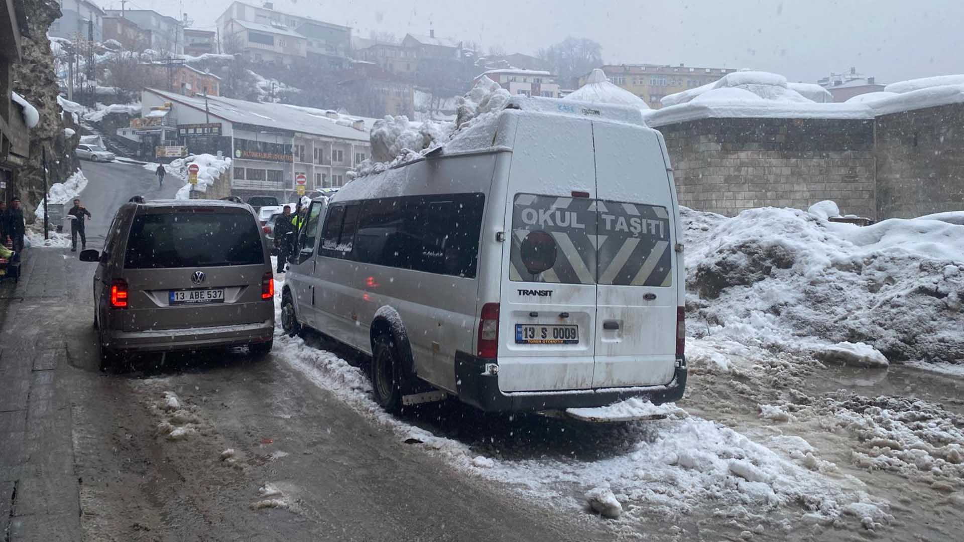 Bitlis'te Kar Kütlesi Seyir Halindeki Minibüsün Üzerine Düştü 7