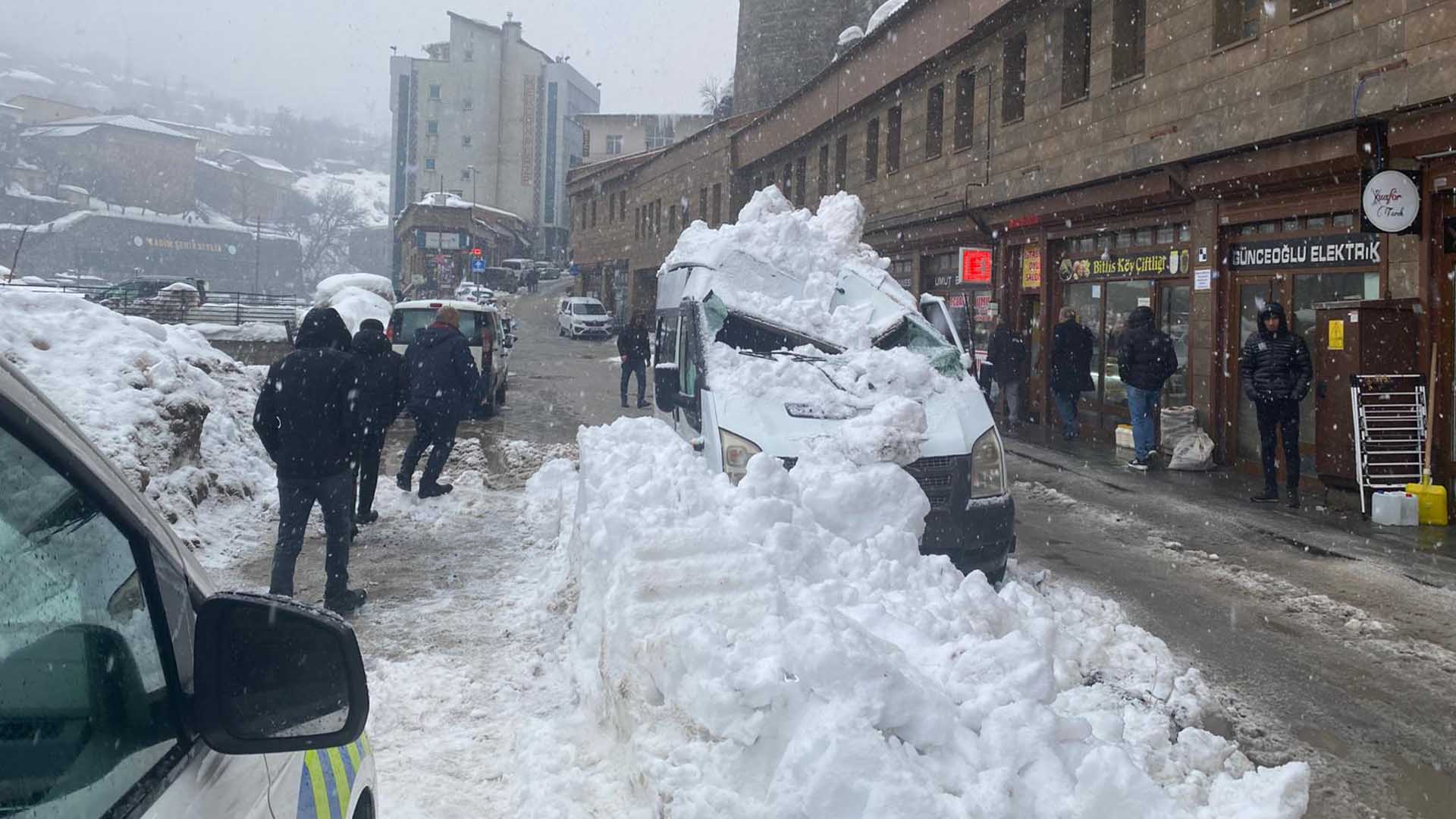 Bitlis'te Kar Kütlesi Seyir Halindeki Minibüsün Üzerine Düştü 8