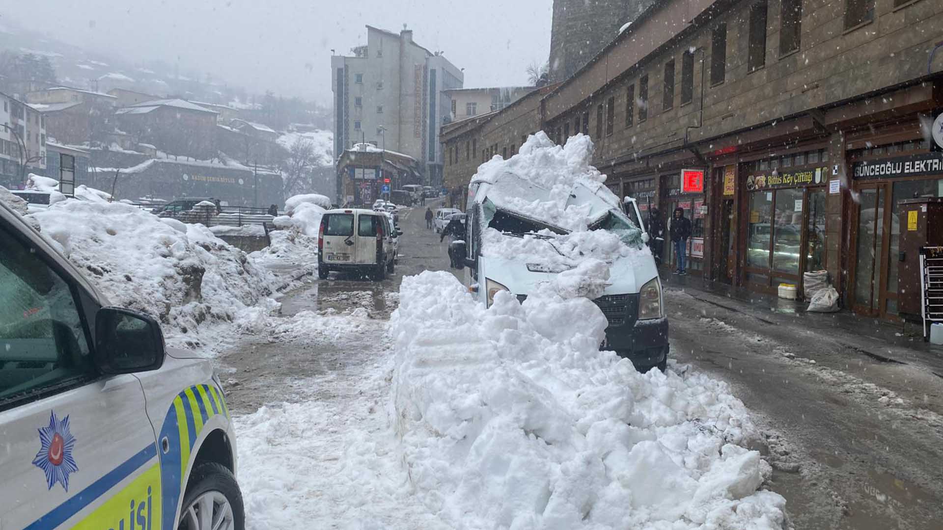 Bitlis'te Kar Kütlesi Seyir Halindeki Minibüsün Üzerine Düştü 9