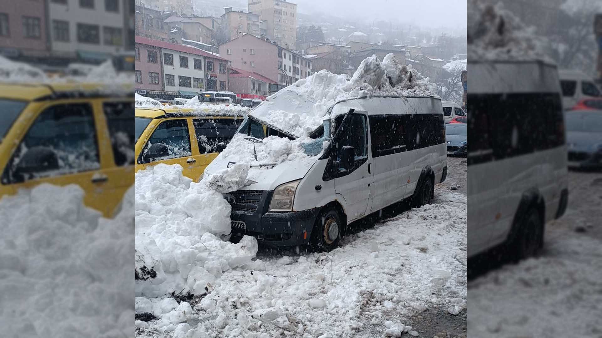 Bitlis'te Kar Kütlesi Seyir Halindeki Minibüsün Üzerine Düştü