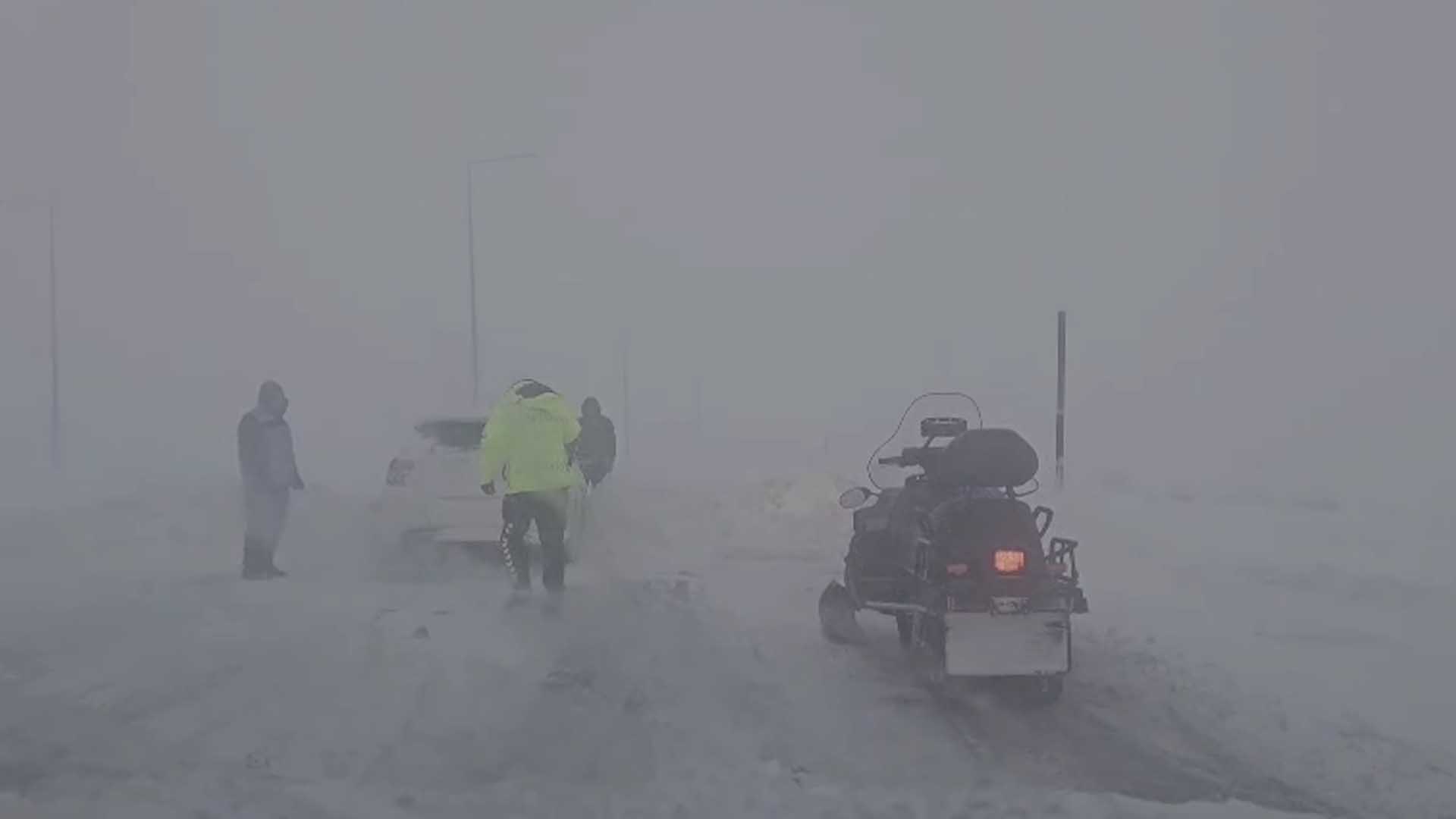 Bitlis’te Kar Motoru Trafik Ekiplerinin İmdadına Yetişiyor 1