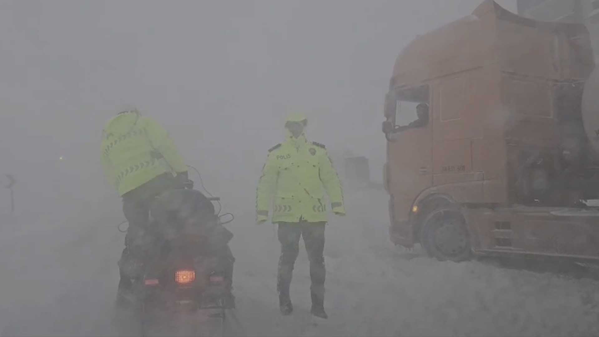 Bitlis’te Kar Motoru Trafik Ekiplerinin İmdadına Yetişiyor 4