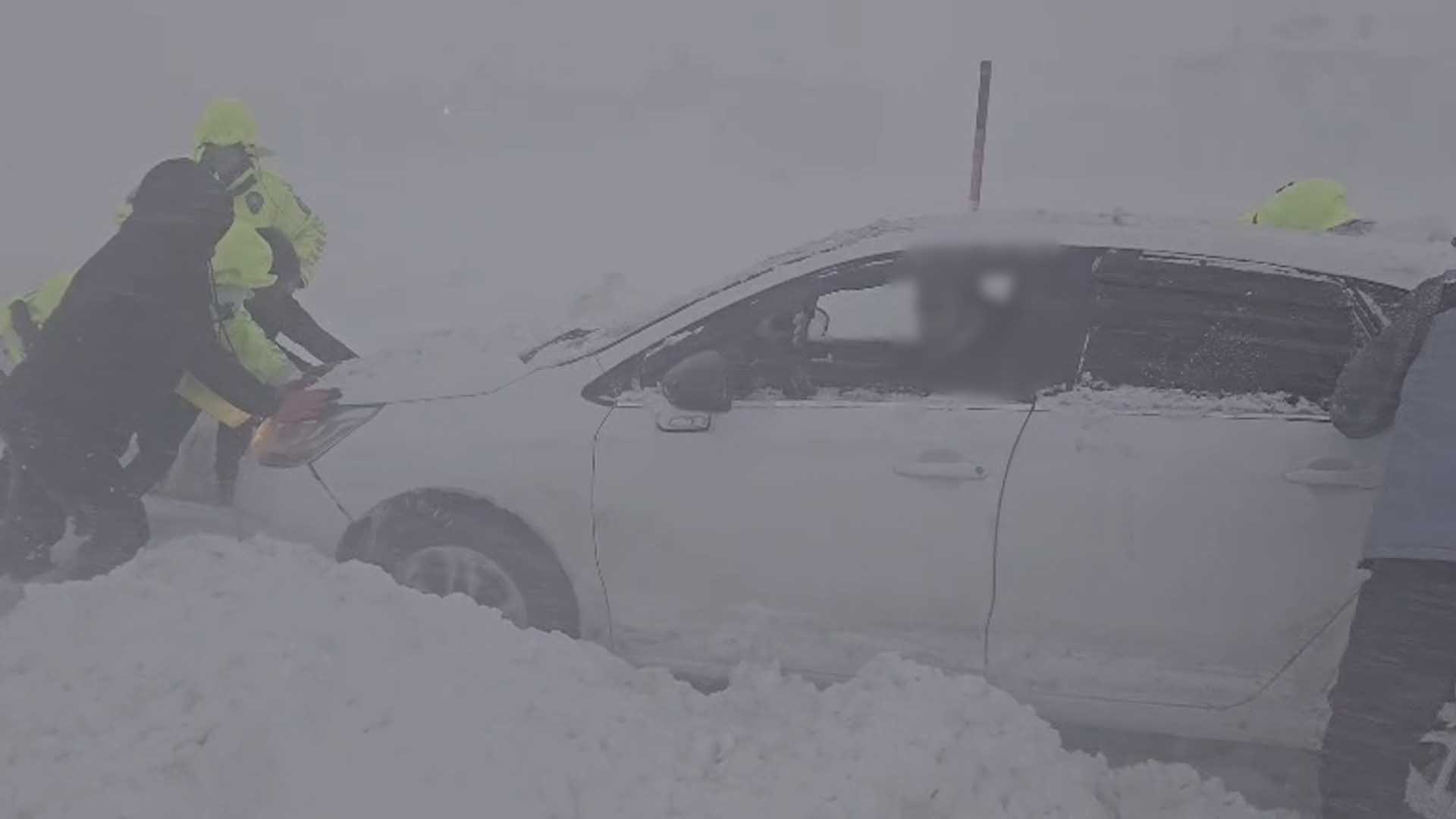 Bitlis’te Kar Motoru Trafik Ekiplerinin İmdadına Yetişiyor
