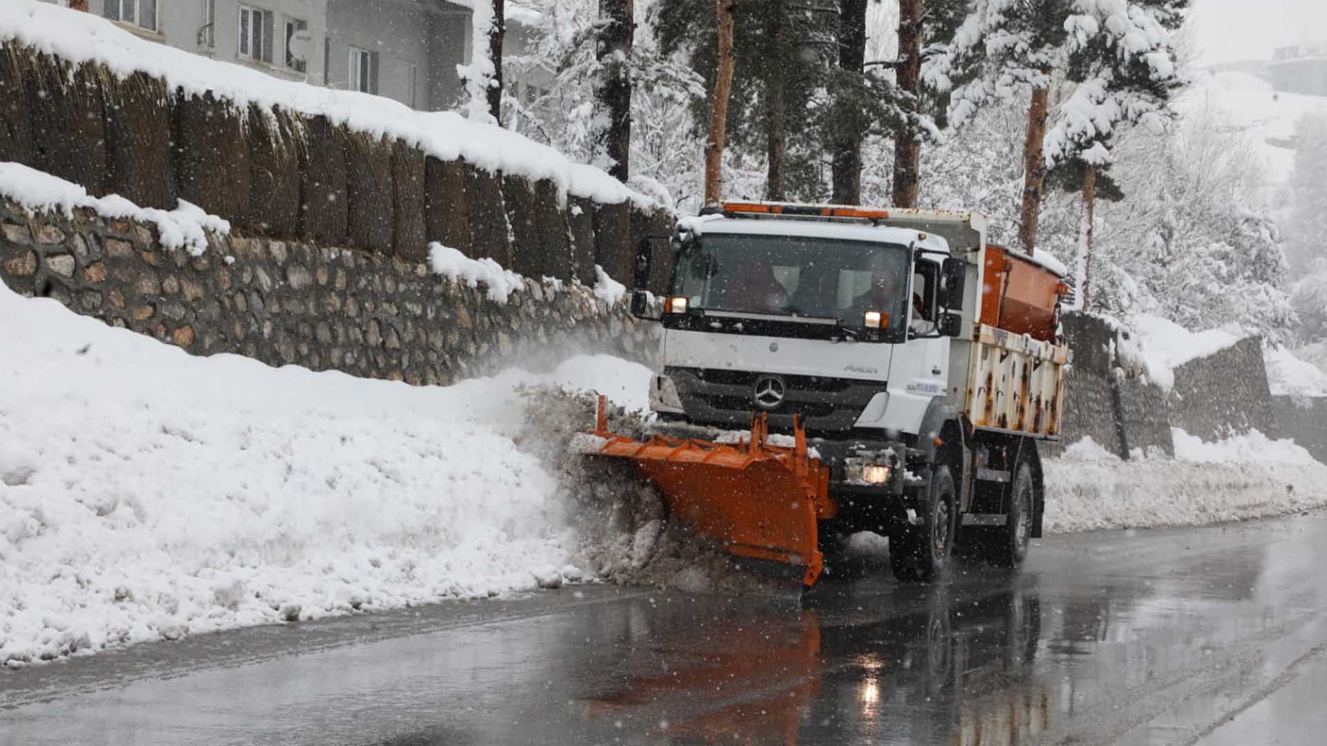 Bitlis'te Kar Temizleme Çalışmaları Aralıksız Sürüyor 1
