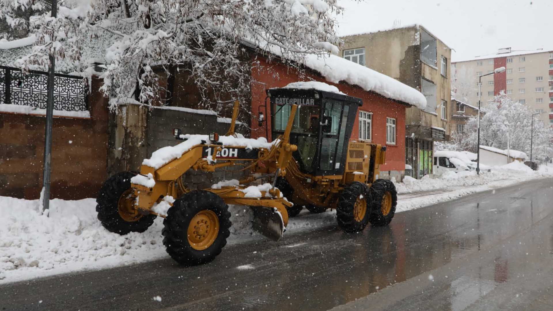 Bitlis'te Kar Temizleme Çalışmaları Aralıksız Sürüyor 2