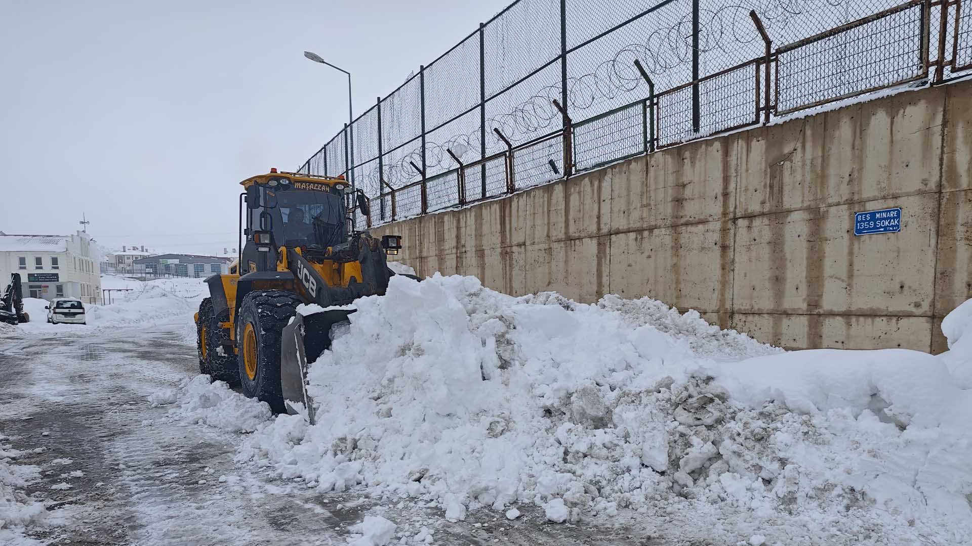 Bitlis'te Kar Temizleme Çalışmaları Aralıksız Sürüyor 3