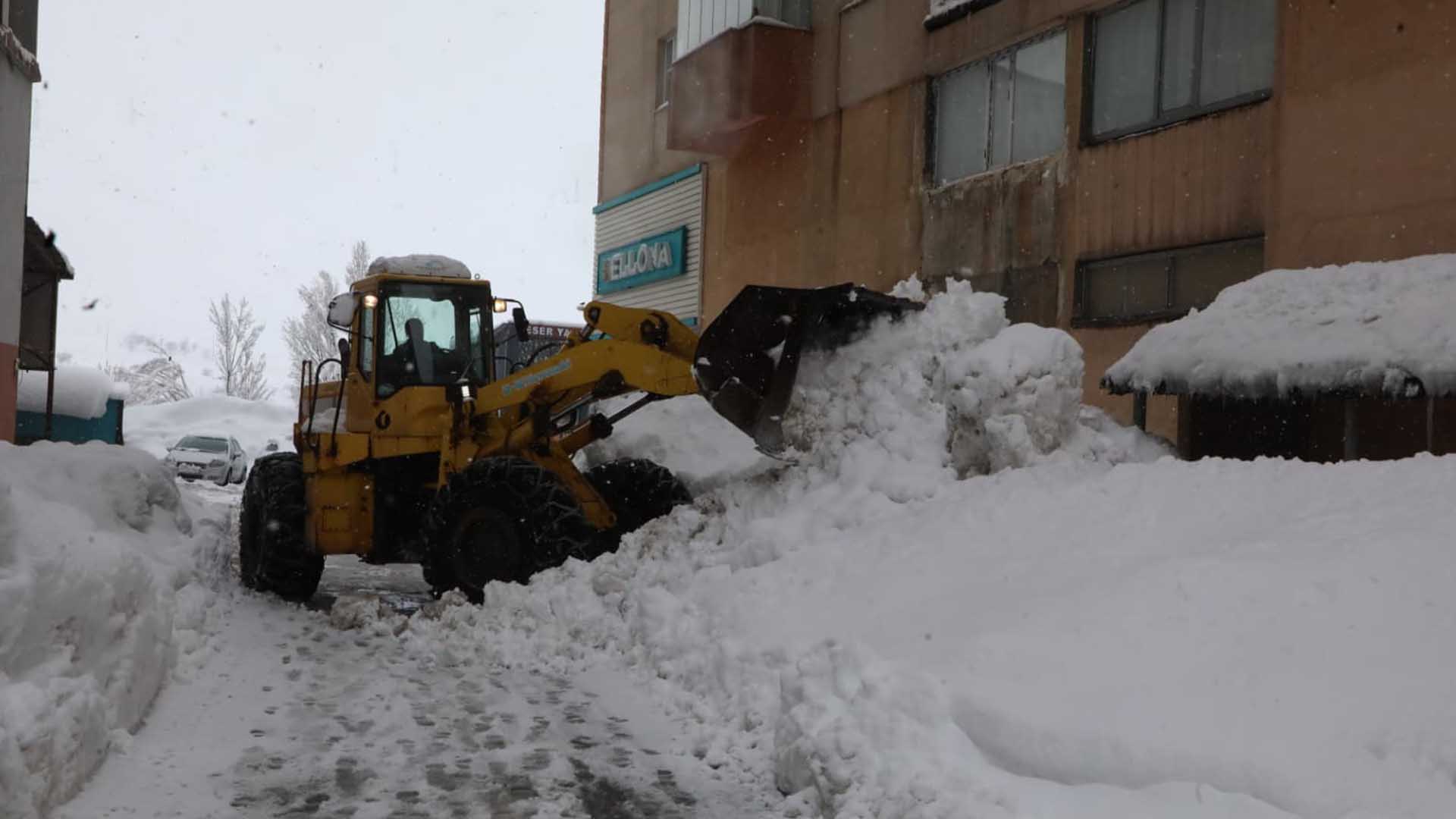 Bitlis'te Kar Temizleme Çalışmaları Aralıksız Sürüyor