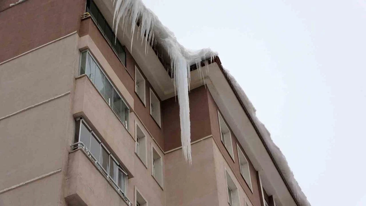 Bitliste Tehlike Sacan Buz Sarkitlari 5 Metreye Ulasti