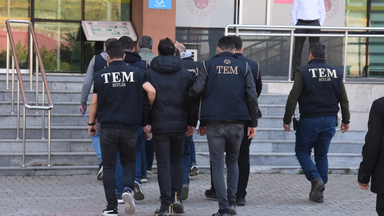 Bombaci Mulayim Ve Kendisine Bilgi Veren 2 Polis Adliyeye Sevk Edildi Yq6E