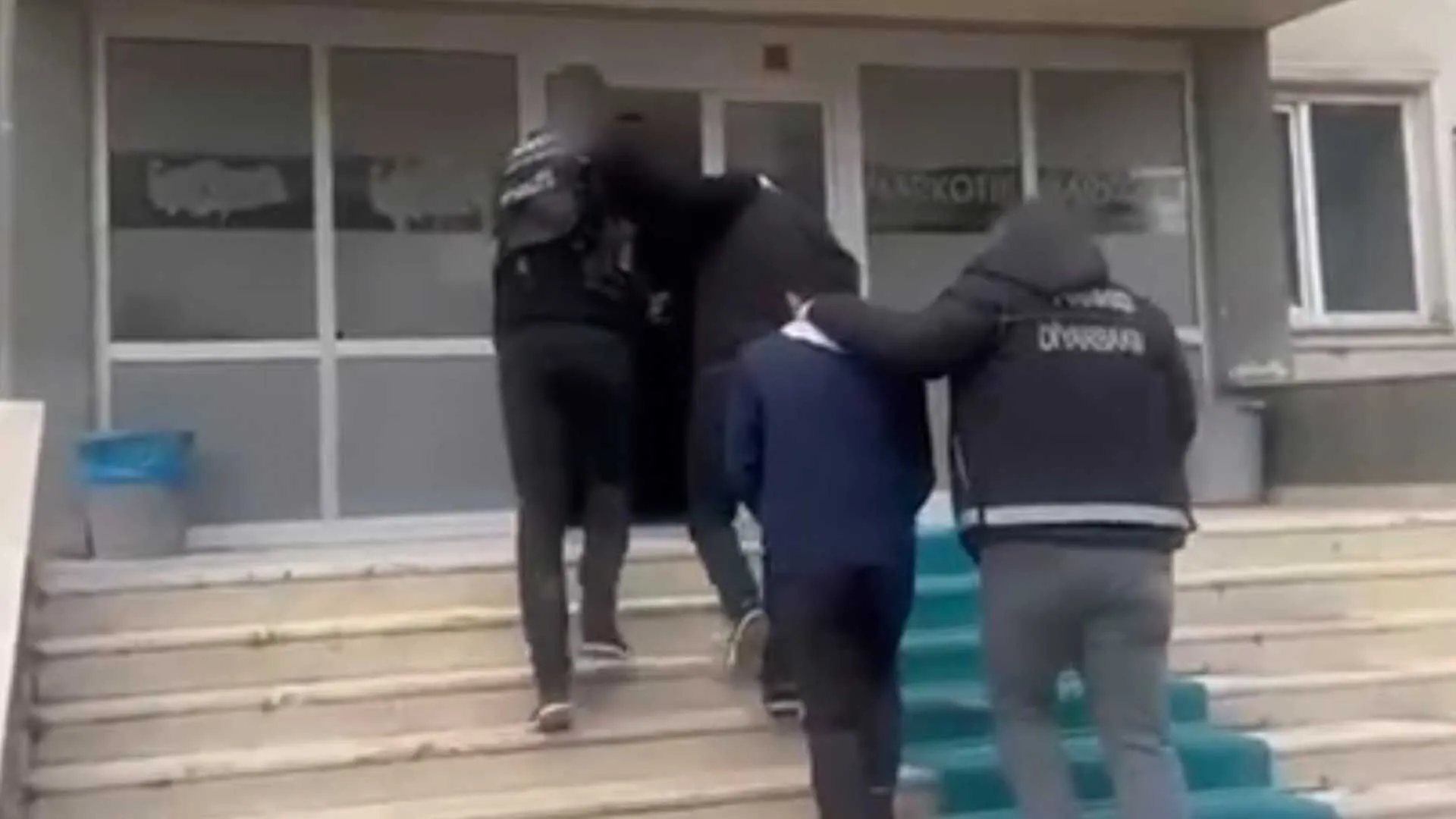 Diyarbakirda Midelerinde Tasidiklari 807 Gram Uyusturucu Ile Yakalanan 2 Kisi Tutuklandi 4